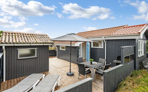 Hanne - 750M from the Sea: Møbel, Træ, Indretning, Gulvbelægning, Etage, Stol, Værelse, Loft, Stue, Lejlighed