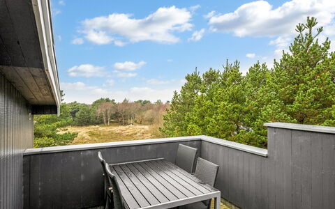 Hanne - 750M from the Sea: Møbel, Træ, Indretning, Gulvbelægning, Etage, Stol, Værelse, Loft, Stue, Lejlighed
