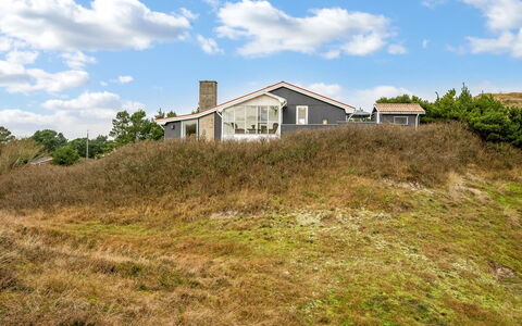 Hanne - 750M from the Sea: Møbel, Træ, Indretning, Gulvbelægning, Etage, Stol, Værelse, Loft, Stue, Lejlighed