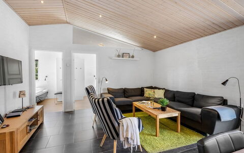 Merit - 3.2Km from the Sea: Indretning, Gulvbelægning, Couch, Møbel, Træ, Loft, Etage, Stue, Værelse, Belysning