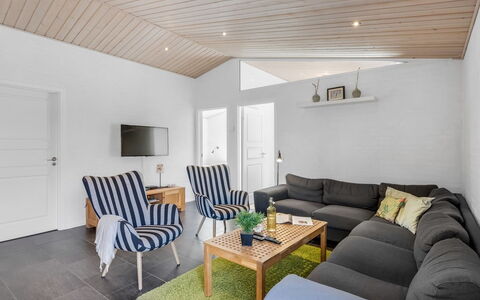 Merit - 3.2Km from the Sea: Møbel, Indretning, Gulvbelægning, Væg, Etage, Couch, Træ, Loft, Stue, Værelse