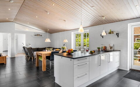 Merit - 3.2Km from the Sea: Træ, Gulvbelægning, Loft, Indretning, Countertop, Køkken, Møbel, Etage, Lysarmatur, Cabinetry