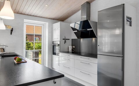 Merit - 3.2Km from the Sea: Køkken, Countertop, Køkken Apparat, Gulvbelægning, Større Bandage, Indretning, Cabinetry, Loft, Etage, Husholdningsapparat