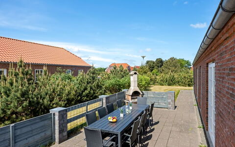 Merit - 3.2Km from the Sea: Møbel, Træ, Indretning, Gulvbelægning, Etage, Stol, Værelse, Loft, Stue, Lejlighed