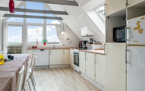 Siljana - 200M from the Sea: Møbel, Træ, Indretning, Loft, Gulvbelægning, Etage, Trægulve, Hjem, Stol, Køkken