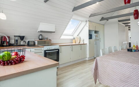 Siljana - 200M from the Sea: Møbel, Køkken, Træ, Gulvbelægning, Countertop, Indretning, Loft, Etage, Større Bandage, Køkken & Spisebord