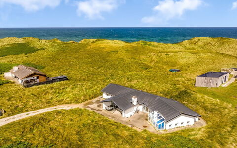 Nimrod - 70M from the Sea: Møbel, Indretning, Gulvbelægning, Etage, Loft, Værelse, Stol, Bord, Lejlighed, Køkken & Spisebord