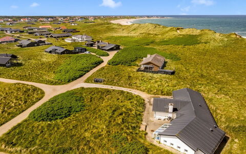 Nimrod - 70M from the Sea: Møbel, Indretning, Gulvbelægning, Etage, Loft, Værelse, Stol, Bord, Lejlighed, Køkken & Spisebord
