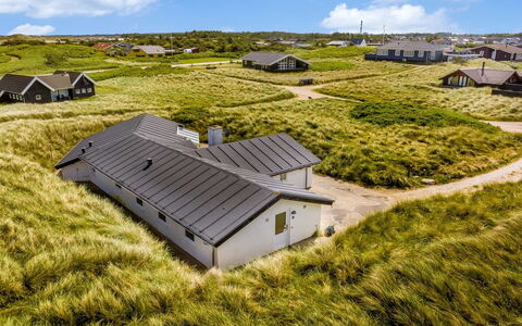 Nimrod - 70M from the Sea: Møbel, Indretning, Gulvbelægning, Etage, Loft, Værelse, Stol, Bord, Lejlighed, Køkken & Spisebord