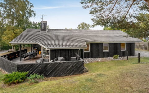 Margrethe - 600M from the Sea: Møbel, Træ, Indretning, Gulvbelægning, Etage, Stol, Værelse, Loft, Stue, Lejlighed