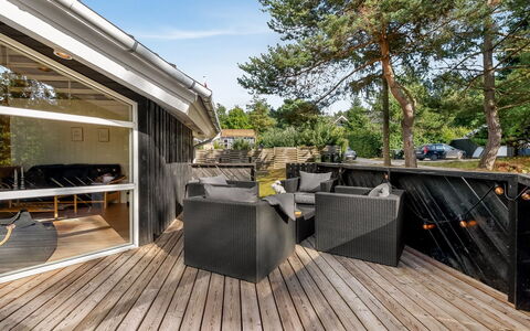 Margrethe - 600M from the Sea: Møbel, Træ, Indretning, Gulvbelægning, Etage, Stol, Værelse, Loft, Stue, Lejlighed