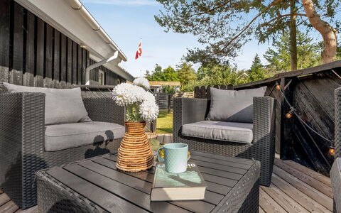 Margrethe - 600M from the Sea: Møbel, Træ, Indretning, Gulvbelægning, Etage, Stol, Værelse, Loft, Stue, Lejlighed