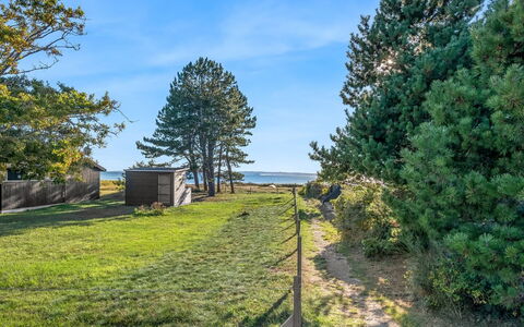 Harro - 100M from the Sea: Arkitektur, Skygge, Udendørs Struktur, Stol, Have, Pergola, Blomsterkrukke, Markise, Landscaping, Udendørs Møbler