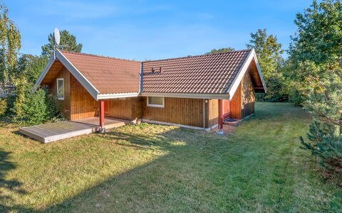Harro - 100M from the Sea: Arkitektur, Skygge, Udendørs Struktur, Stol, Have, Pergola, Blomsterkrukke, Markise, Landscaping, Udendørs Møbler