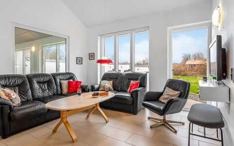 Synne - 350M from the Sea: Arkitektur, Skygge, Udendørs Struktur, Stol, Have, Pergola, Blomsterkrukke, Markise, Landscaping, Udendørs Møbler