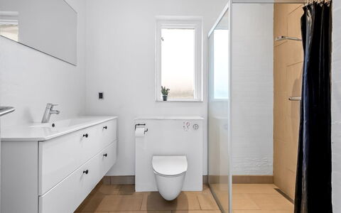 Synne - 350M from the Sea: Badeværelse, Sanitærarmatur, Gulvbelægning, Etage, Indretning, Væg, Badeværelsesvask, Håndvask, Badeværelsesskab, Toilet