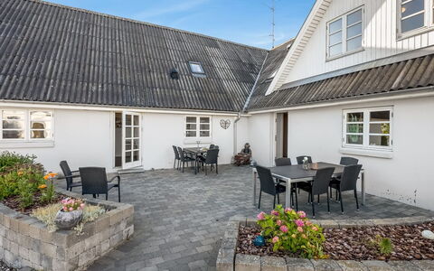 Pauna - 2.5Km from the Sea: Møbel, Træ, Indretning, Gulvbelægning, Etage, Stol, Værelse, Loft, Stue, Lejlighed