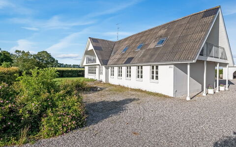 Pauna - 2.5Km from the Sea: Møbel, Træ, Indretning, Gulvbelægning, Etage, Stol, Værelse, Loft, Stue, Lejlighed