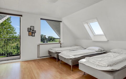 Pauna - 2.5Km from the Sea: Træ, Etage, Gulvbelægning, Indretning, Soveværelse, Loft, Lejlighed, Seng