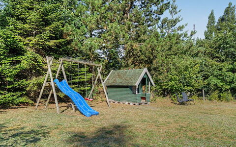 Lycka - 700M from the Sea: Legetøjsrutsjebane, Have, Lawn, Backyard, Garden Bygninger, Skygge, Gård, Legepladsudstyr, Landscaping, Skur