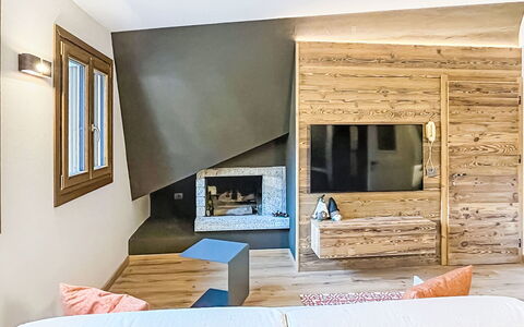 Grual: Indretning, Møbel, Gulvbelægning, Træ, Etage, Stue, Arkitektur, Loft, Belysning, Couch