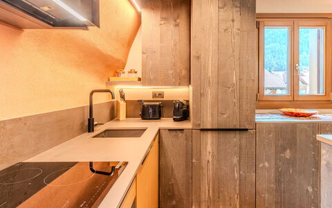 Grual: Køkken, Gulvbelægning, Countertop, Træ, Indretning, Etage, Loft, Cabinetry, Møbel, Bejdse