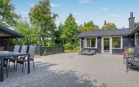 Blandina - 500M from the Sea: Møbel, Træ, Indretning, Gulvbelægning, Etage, Stol, Værelse, Loft, Stue, Lejlighed