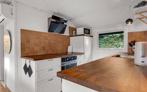 Blandina - 500M from the Sea: Indretning, Gulvbelægning, Køkken, Countertop, Træ, Møbel, Køkken Apparat, Loft, Cabinetry, Etage