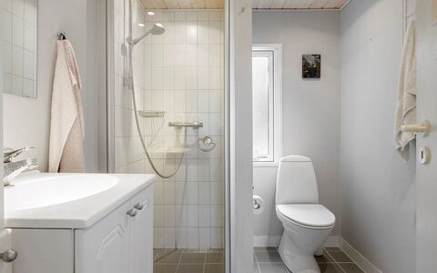 Patti - 700M from the Sea: Sanitærarmatur, Badeværelse, Væg, Gulvbelægning, Toiletbræt, Toilet, Indretning, Etage, Håndvask, Badeværelsesvask