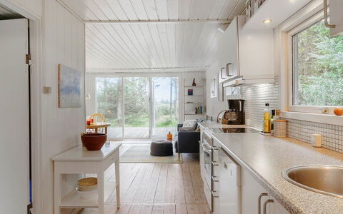 Patti - 700M from the Sea: Indretning, Køkken, Gulvbelægning, Træ, Countertop, Loft, Møbel, Etage, Køkken Apparat, Belysning