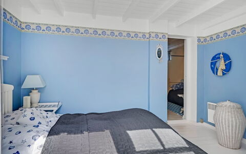 Åsta - 200M from the Sea: Blå, Væg, Indretning, Soveværelse, Loft, Seng, Etage, Gulvbelægning, Textile, Hjem