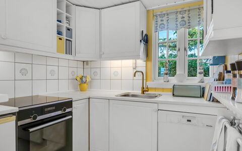 Åsta - 200M from the Sea: Køkken Apparat, Køkken, Større Bandage, Countertop, Indretning, Cabinetry, Gulvbelægning, Husholdningsapparat, Etage, Værelse