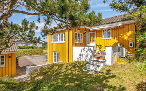 Åsta - 200M from the Sea: Møbel, Træ, Indretning, Gulvbelægning, Etage, Stol, Værelse, Loft, Stue, Lejlighed