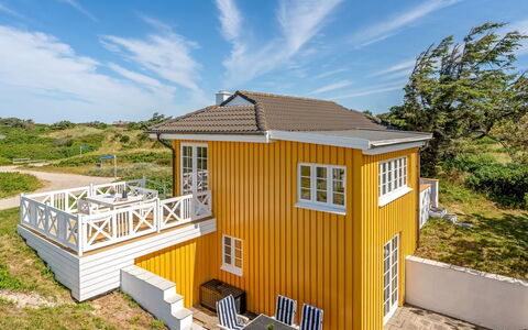 Åsta - 200M from the Sea: Møbel, Træ, Indretning, Gulvbelægning, Etage, Stol, Værelse, Loft, Stue, Lejlighed