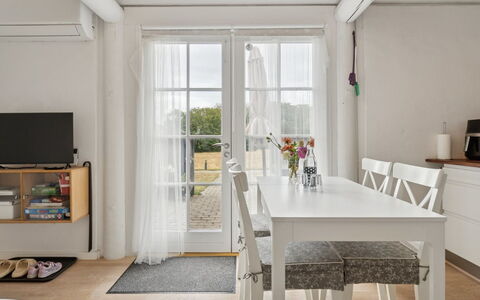 Ruse - 6Km from the Sea: Møbel, Gulvbelægning, Indretning, Etage, Træ, Bord, Køkken & Spisebord, Stol, Trægulve, Spisestue