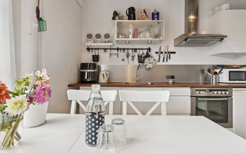 Ruse - 6Km from the Sea: Møbel, Køkken, Køkken Apparat, Indretning, Countertop, Gulvbelægning, Større Bandage, Cabinetry, Træ, Lysarmatur