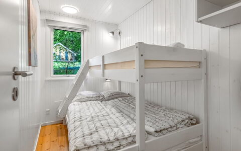 Simjanka - 800M from the Sea: Væg, Træ, Soveværelse, Hjem, Etage, Loft, Dør, Seng, Bed Frame, Bejdse