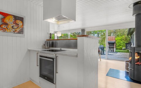 Simjanka - 800M from the Sea: Køkken, Gulvbelægning, Indretning, Køkken Apparat, Countertop, Træ, Etage, Loft, Husholdningsapparat, Større Bandage