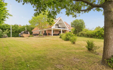 Cyrill - 2Km from the Sea: Hus, Hjem, Landdistrikt, Sommerhus, Lawn, Estate, Stuehus, Have, Skygge, Landscaping