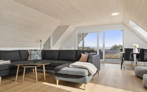 Cyrill - 2Km from the Sea: Træ, Gulvbelægning, Etage, Indretning, Møbel, Trægulve, Stue, Couch, Bejdse, Hårdttræ