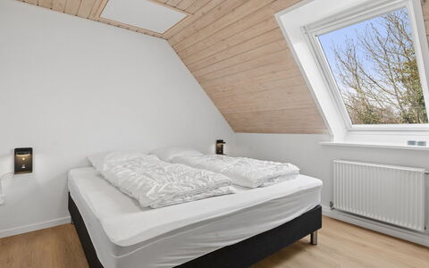 Cyrill - 2Km from the Sea: Træ, Soveværelse, Loft, Seng, Indretning, Gulvbelægning, Etage, Bed Frame, Sengetøj, Hjem