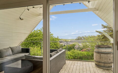 Cyrill - 2Km from the Sea: Indretning, Gulvbelægning, Etage, Loft, Lejlighed, Skygge, Stol, Lysarmatur, Lampe, Stueplante