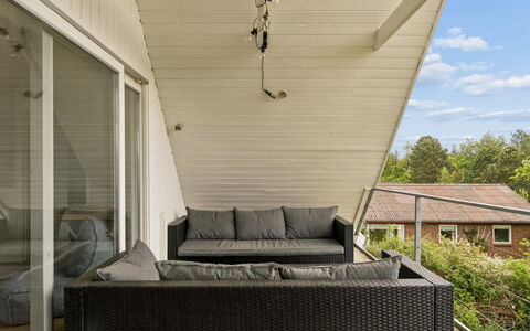 Cyrill - 2Km from the Sea: Indretning, Gulvbelægning, Etage, Loft, Lejlighed, Skygge, Stol, Lysarmatur, Lampe, Stueplante