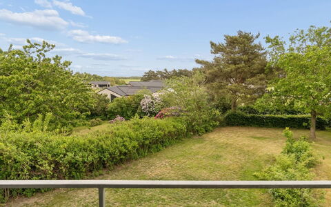 Cyrill - 2Km from the Sea: Indretning, Gulvbelægning, Etage, Loft, Lejlighed, Skygge, Stol, Lysarmatur, Lampe, Stueplante
