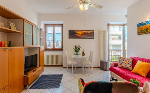 Arcobaleno House Gardalake: Møbel, Indretning, Gulvbelægning, Værelse, Etage, Træ, Couch, Loft, Stue, Billedramme
