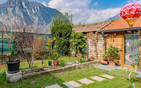 Arcobaleno House Gardalake: Bjergkæde, Have, Forår, Dal, Gård, Alps, Lawn, Landscaping, Skygge, Eco Hotel
