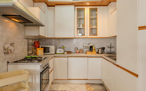 Arcobaleno House Gardalake: Køkken Apparat, Køkken, Countertop, Cabinetry, Større Bandage, Indretning, Møbel, Træ, Gulvbelægning, Husholdningsapparat