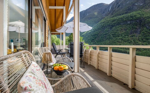 Høyanger Panorama: Træ, Møbel, Veranda, Bjergkæde, Eco Hotel, Altan, Stol, Dæk, Bejdse, Hårdttræ