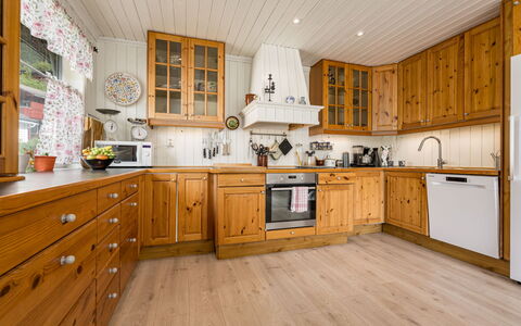 Høyanger Panorama: Træ, Køkken, Cabinetry, Countertop, Skab, Gulvbelægning, Loft, Køkken Apparat, Møbel, Hjem