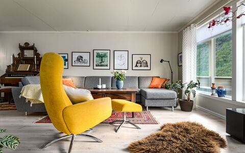 Høyanger Panorama: Møbel, Indretning, Gulvbelægning, Væg, Etage, Stue, Couch, Træ, Hjem, Belysning